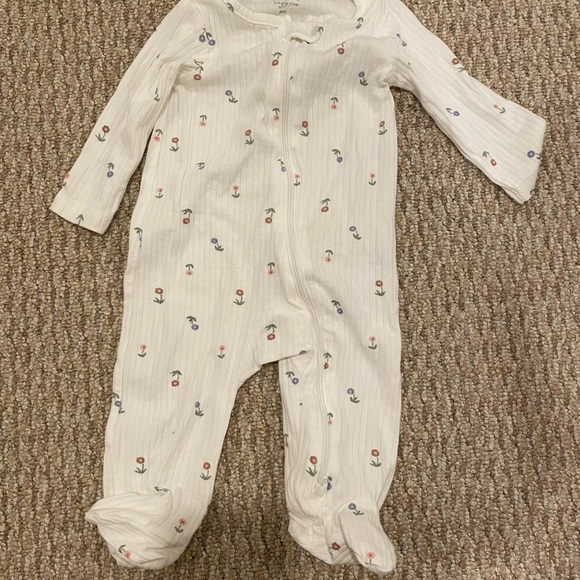 Carter’s Baby Girl Size 6 months Lot of Clothing Pants, Top, Footie Pajamas - Picture 10 of 11